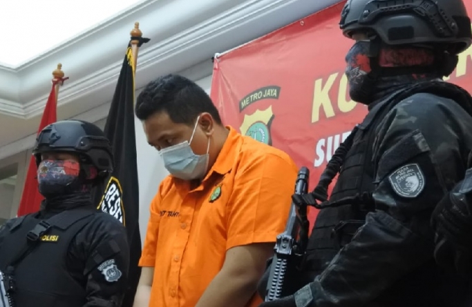 Polda Metro Jaya mengamankan polisi gadungan pemilik senjata api. (Foto: PMJ News/Fajar).
