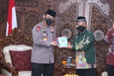 PP Muhammadiyah memberikan buku-buku teladan dan penghargaan kepada Kapolri Jenderal Pol Listyo Sigit Prabowo bersama jajarannya. (Foto: PMJ News/ Adi). 