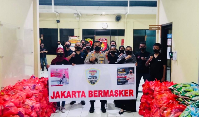 Jajaran Polsek Menteng Polres Jakarta Pusat bersama Gerakan Pemuda Peduli (GPP) dan mahasiswa Islam menggelar baksos mencegah Covid-19. (Foto: PMJ News). 