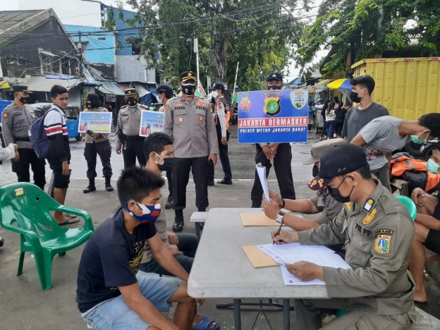 Tiga Pilar Tambora menggelar operasi yustisi rutin untuk memutus dan mencegah penyebaran Covid-19. (Foto: PMJ News). 