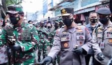 Panglima dan Kapolri saat menggelar sosialisasi prokes dengan membagikan masker. (Foto: PMJ News/Istimewa).