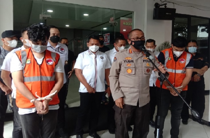 Polda Metro Jaya menggelar perkara penyalahgunaan narkoba Selebgram Abdul Kadir. (Foto: PMJ News/Fajar).