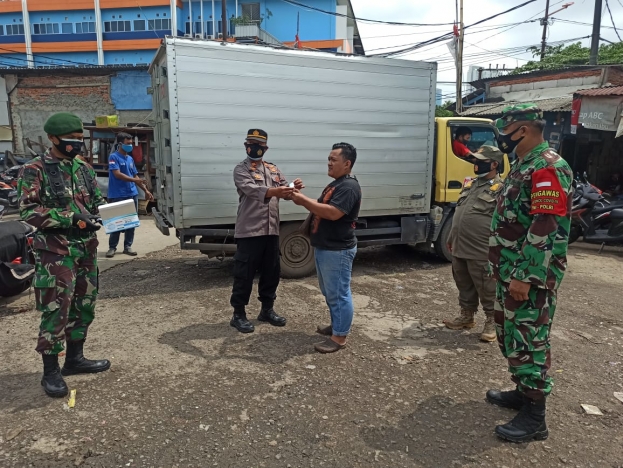 Tiga Pilar Kebon Jeruk Jakarta Barat melaksanakan kegiatan pembagian masker di Pasar Patra Duri Kepa. (Foto: PMJ News). 