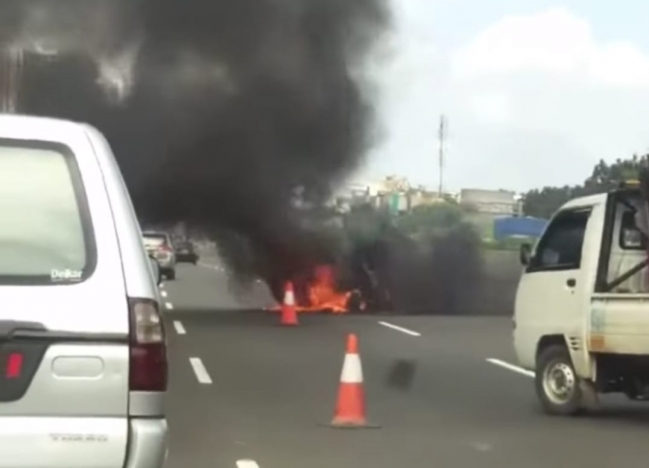 Mobil terbakar hebat terjadi di Tol Jakarta-Merak KM 20. (Foto: Instagram: jkt.info)