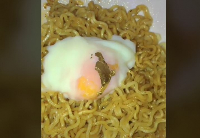 Mie instan dengan topping lapisan emas yang viral di TikTok. (Foto:PMJ News/tiktok Lapakkwe)