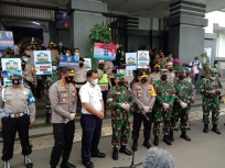 Kapolda Metro Jaya bersama Pangdam Jaya serta jajarannya melakukan sidak protokol kesehatan (prokes) di Stasiun Kota Jakarta Barat. (Foto: PMJ News/ Fajar). 