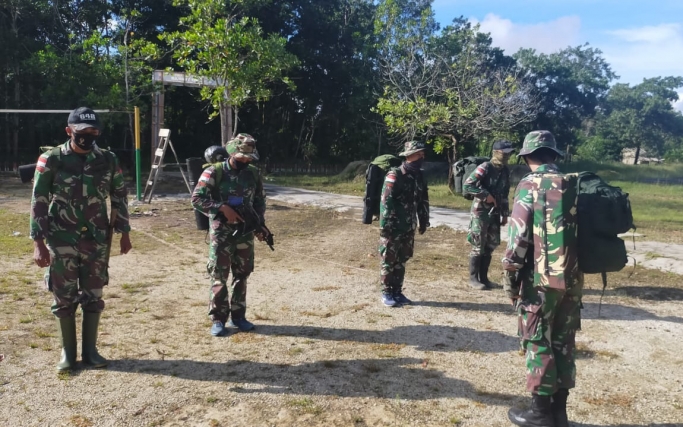 Prajurit TNI Satgas Pamtas Yonif 642/Kapuas Pos Sei Tengah, melaksanakan Patroli Patok di Dusun Sei Tengah, Kalbar. (Foto: PMJ News). 