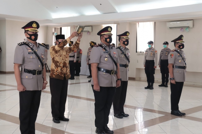 Sertijab Kabag Ops dan Kasat Resnarkoba Polres Jakut. (Foto: PMJ News). 
