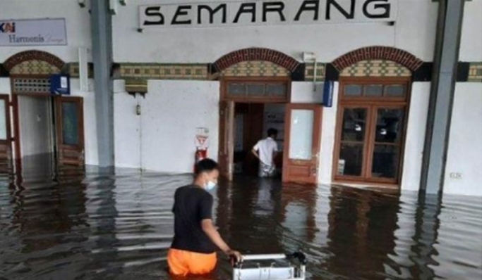 Banjir menyebabkan jadwal perjalanan kereta api di Stasiun Tawang Semarang terganggu. (Foto: PMJ News/Instagram @infojatengterkini).