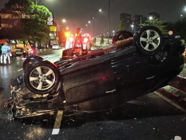 Kecelakaan mobil di Jakarta Barat. (Foto: PMJ News). 