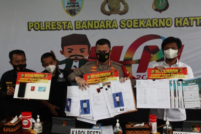 Sejumlah barang bukti penipuan diamankan Polres Bandara Soetta. (Foto: PMJ News). 