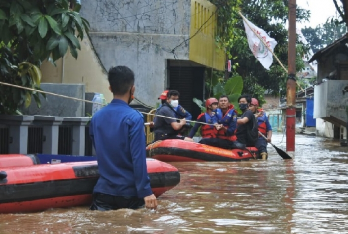Petugas gabungan menevakuasi warga Pejaten Timur, Jakarta Selatan yang terdampak banjir. (Foto: PMJ News/Fajar).