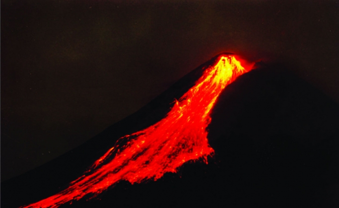 Gunung Merapi keluarkan lava pijar. (Foto: Dok Net)