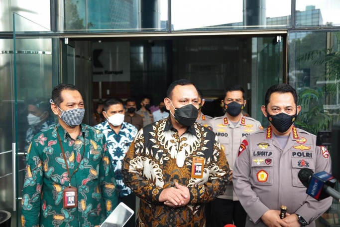 Kapolri Jenderal Listyo Sigit bersama Ketua KPK Firli Bahuri. (Foto: PMJ News). 