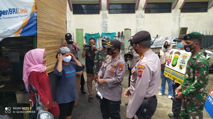 Jajaran  Polres Metro Jakarta Barat membagikan masker untuk masyarakat. (Foto: PMJ News). 