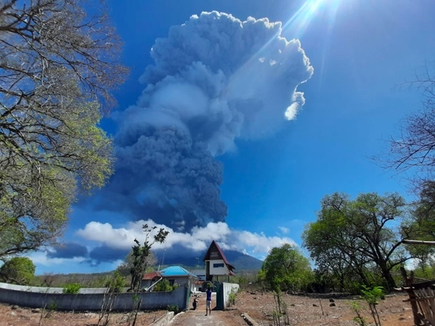 Gunung Ili Lewotolok erupsi. (Foto: Kementerian ESDM).
