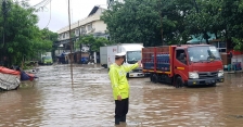 Kawasan Pluit juga direndam banjir. (Foto ; TMC PMJ). 