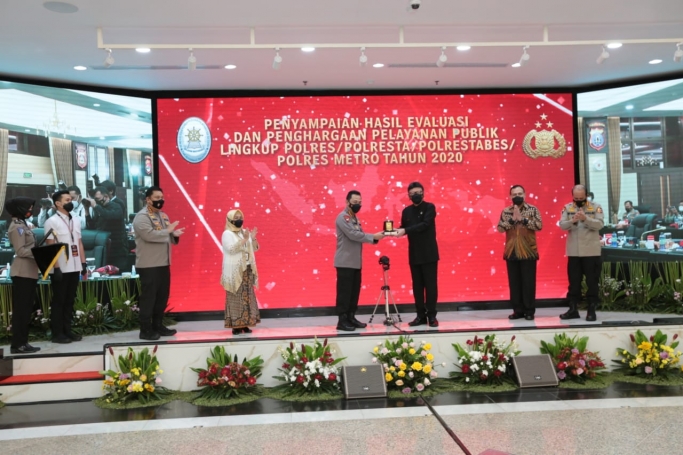 Kemenpan-RB memberikan penghargaan predikat pelayanan prima untuk 12 Polres di Indonesia. (Foto: PMJ News). 