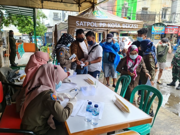 Pelanggar prokes dikenakan sanksi. (Foto: PMJ News). 