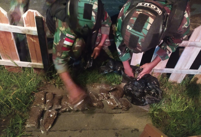 Satgas Pamtas RI-PNG Yonif Mekanis Raider 413/BRM Kostrad berhasil mengamankan dua puluh paket Ganja. (Foto: PMJ News)