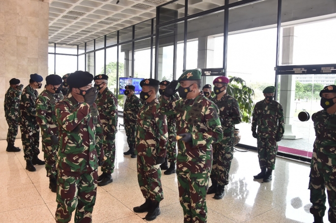 Panglima TNI Marsekal TNI Hadi Tjahjanto, S.I.P, menerima Laporan Korps Kenaikan Pangkat 23 Perwira Tinggi TNI, bertempat di Mabes TNI. (Foto: PMJ News). 