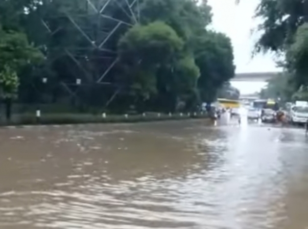 Situasi lalin di sekitar Jalan DI Panjaitan Jakarta Timur mengalami pengalihan setelah air menggenangi jalan. (Foto:PMJ News/TMC Polda Metro)