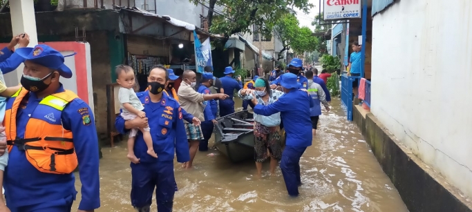 Tim SAR Ditpolairud Polda Metro Jaya mengevakuasi warga yang terkena banjir di wilayah Cipinang Melayu serta Cipinang Muara beberapa waktu lalu. (Foto: PMJ News).