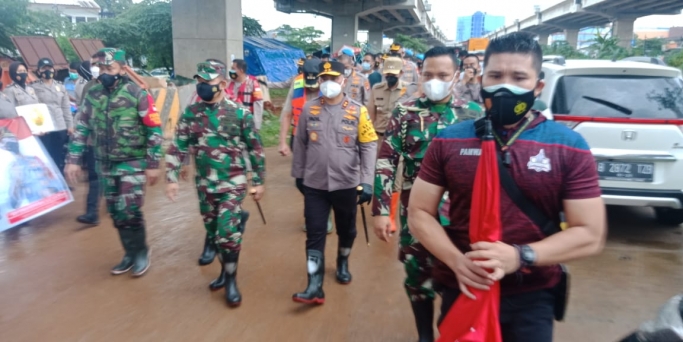 Kapolda Metro Jaya bersama Pangdam Jaya memimpin langsung evakuasi korban banjir di Jakarta. (Foto: PMJ News/ Fajar). 