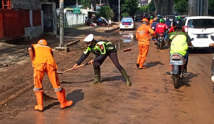 Satlantas Jakarta Selatan melakukan pembersihan lumpur secara menyeluruh sepanjang ruas Jalan Tendean, Jaksel. (Foto: PMJ News/Twitter TMC Polda Metro).