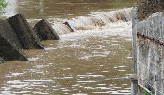 Tanggul jebol di Perumahan Pondok Gede Permai menyebabkan banjir. (Foto: PMJ News/Instagram @bangpepen03).