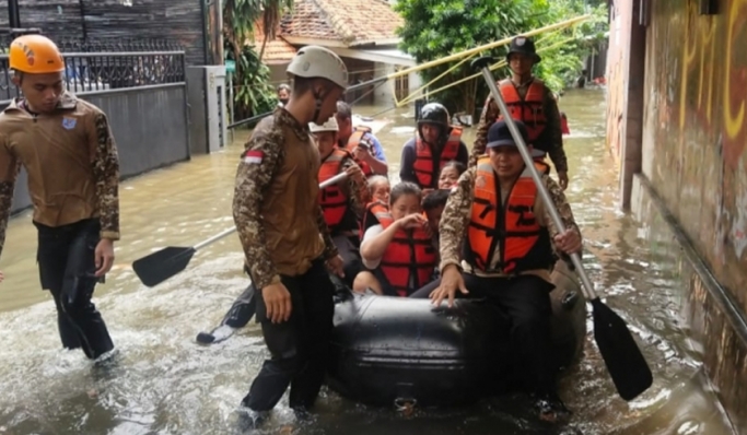 Polri menerjunkan sebanyak 2.576 personel untuk membantu penanganan banjir di Jakarta. (Foto: PMJ News).