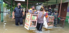 Jajaran Polsek Kembangan memberikan bantuan dengan cara memborong tukang roti untuk dibagikan ke korban banjir di tempat pengungsian. (Foto: PMJ News). 
