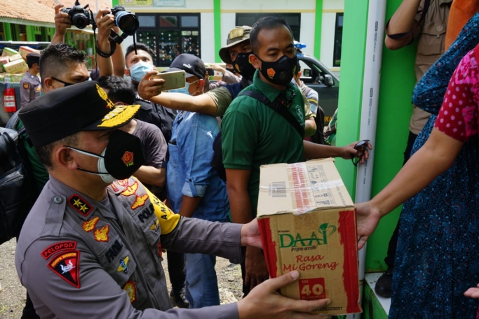 Kapolda Metro Jaya beserta jajaran Polda Metro dan Pangdam Jaya meninjau langsung korban banjir sekaligus memberikan bantuan kemanusiaan. (Foto: PMJ News). 