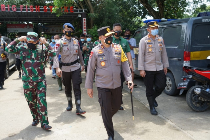 Pangdam bersama Kapolda Metro Jaya beserta jajarannya meninjau langsung korban banjir di Kabupaten Bekasi. (Foto: PMJ News). 