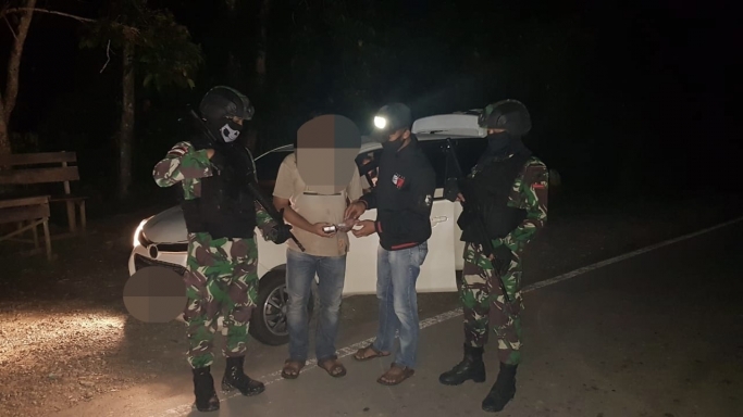 Satgas Pamtas Yonif 642/Kapuas Pos Koki Balai Karangan berhasil menangkap satu orang terduga pelaku pembawa satu paket narkoba. (Foto: PMJ News). 