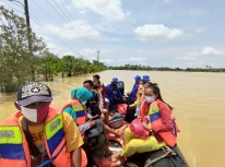 Ditpolairud Polda Metro bersama BPBD mengevakuasi warga terdampak banjir di Desa Sumberurip. (Foto: PMJ News). 