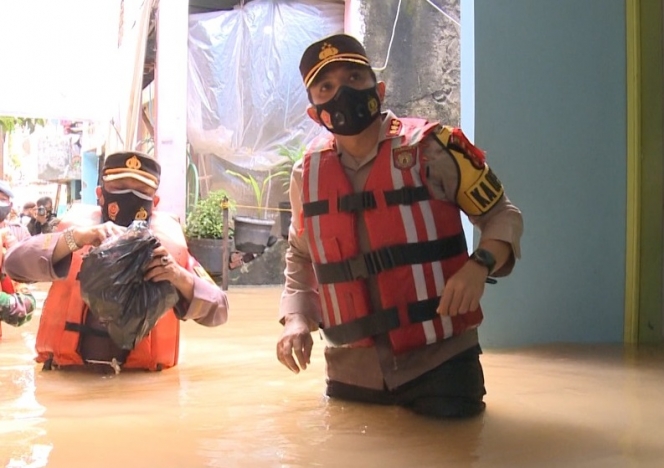 Kapolres Metro Jakarta Timur, Kombes Pol Erwin Kurniawan saat meninjau lokasi banjir. (Foto: PMJ News).