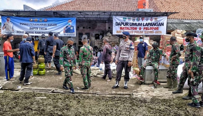 Penyaluran bansos untuk korban pengungsian Tanggul Sungai Citarum. (Foto: PMJ News). 