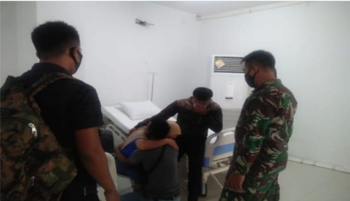 Pasien Covid-19 yang mencoba bunuh diri tengah dirawat tim medis. (Foto: Instagram militer.au). 