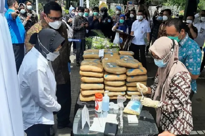 BNN memusnahkan barang bukti sabu hasil pengungkapan kasus penyalahgunaan narkoba. (Foto: PMJ News).