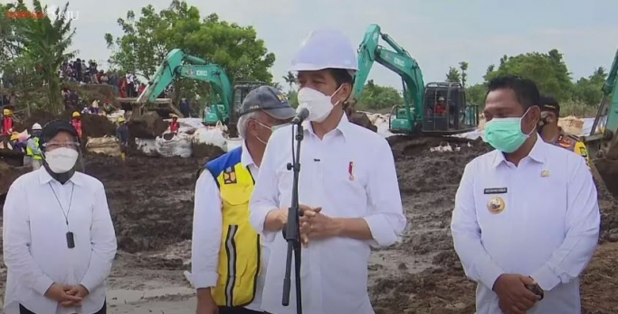 Presiden Jokowi bersama jajarannya meninjau langsung perbaikan tanggul sungai Citarum di Kabupaten Bekasi. (Foto: Tangkapan layar YouTube). 