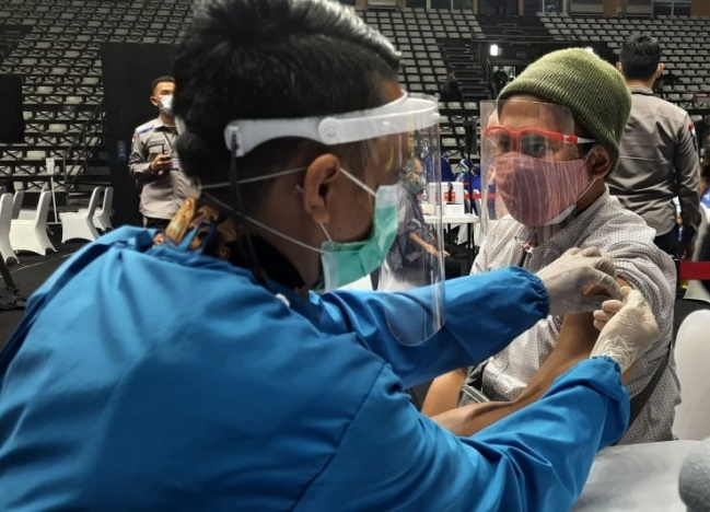 Pelayan publik tengah menerima suntikan vaksin Covid-19. (Foto: PMJ News/Istimewa).