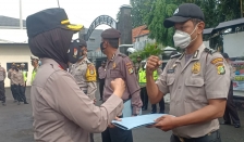 Delapan anggota Polsek Bekasi Kota menerima reward karena dinilai berprestasi. (Foto: PMJ News).