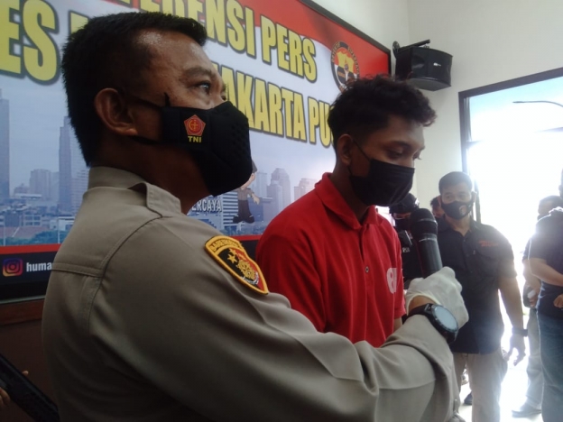 Ketua geng motor yang juga Pelaku pembacokan kepada polisi memberikan keterangan. (Foto : PMJ/Yeni). 