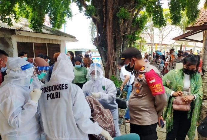 Kampung Tangguh Jaya yang ada di Kepulauan Seribu Utara terus melaksanakan kegiatan pencegahan penyebaran Covid-19. Salah satunya dengan program Rapid Test Antigen gratis. (Foto: PMJ News). 