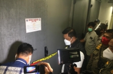 Polda Metro Jaya menyegel kafe yang melanggar aturan PPKM Mikro. (Foto: PMJ News).