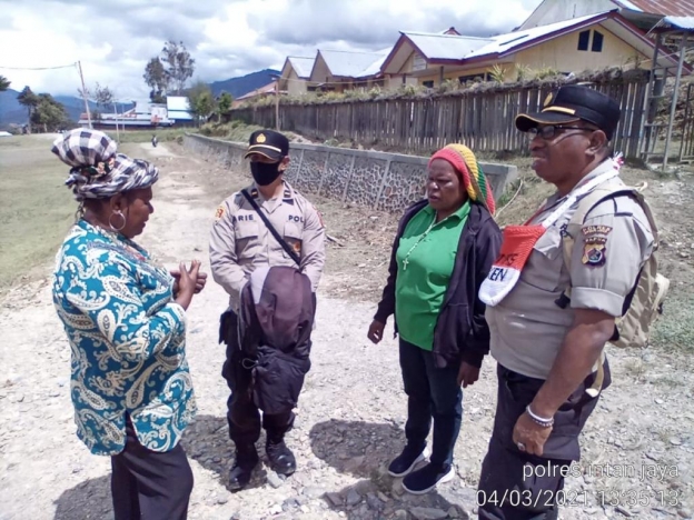 TNI-Polri salurkan bantuan berupa bensin, snack, gula, kopi, teh, dan pinang untuk warga Papua. (Foto: PMJ News). 