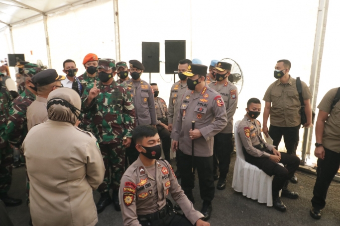 1.000 prajurit TNI – Polri di wilayah Provinsi Kepulauan Riau (Kepri) menjalani Vaksin Covid–19 di Gedung Lancang Kuning Polda Kepri.