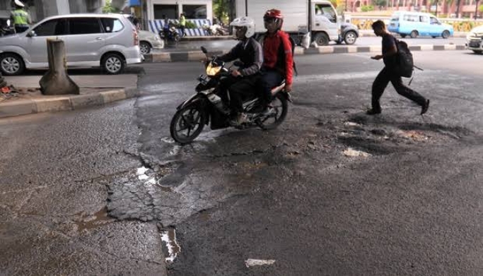 Pengendara motor menghindari jalan rusak. (Foto: Dok Net)