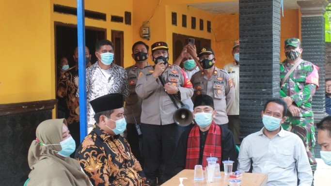 Kapolsek Cikarang Timur Kompol Sugimin SH, MM, mengimbau kepada calon kepala desa agar selalu menerapkan protokol kesehatan. (Foto: PMJ News). 
